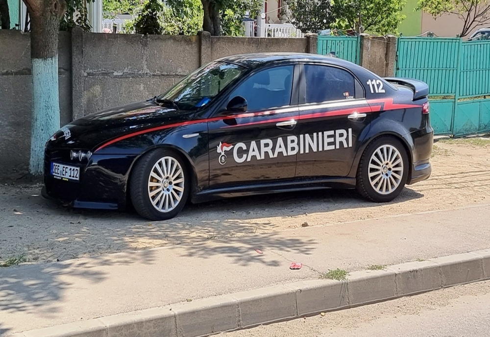 FOTO: Olt: O maşină inscripţionată „CARABINIERI”, găsită într-un oraş. Poliţia a deschis o anchetă