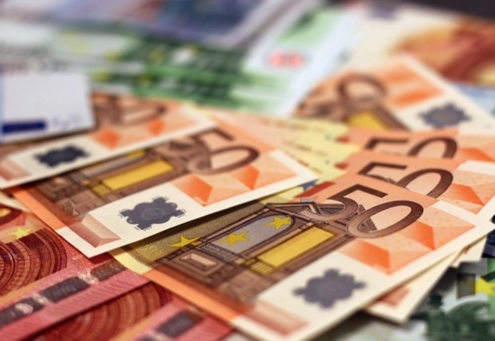 Euro, un nou maxim istoric în raport cu moneda națională. Cât de aproape e pragul de 5 lei/euro?