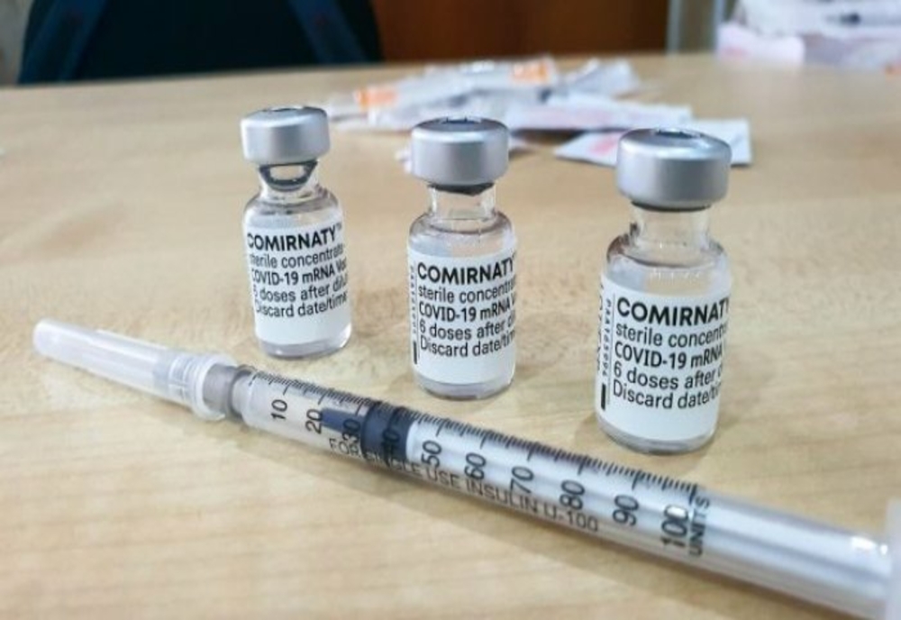 Pfizer/BioNTech va cere autorizarea pentru o a treia doză vaccin