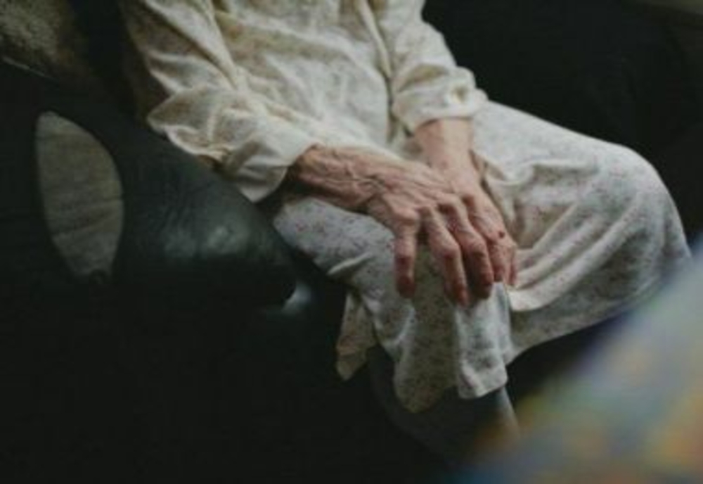 Adolescent reținut după ce a violat o bătrână de 86 de ani