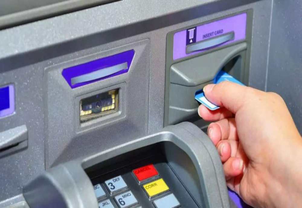 O nouă metodă de înșelătorie la bancomat face mii de victime. Cum ți se golește cardul fără să știi