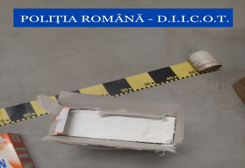 Cannabis trimis în România în cutii de detergent! Două persoane, reținute
