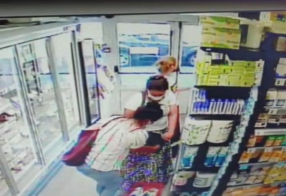 VIDEO. Cinci femei şi un bărbat, săltaţi de poliţişti pentru furturi dintr-un supermarket din Craiova