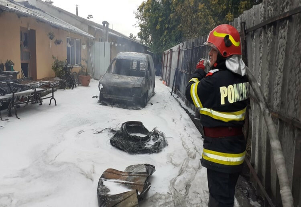 Prahova. Peste 50 de pompieri, cu 14 autospeciale, intervin la incendiul de la un centru de butelii. Doi bărbați au suferit arsuri-VIDEO