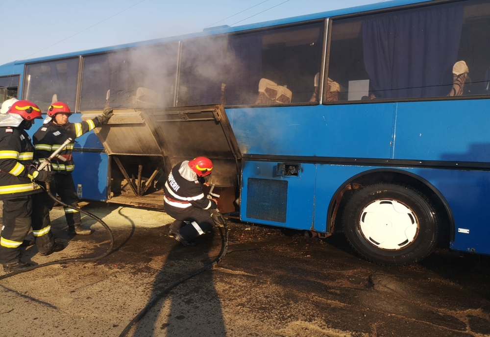 Autocar în flăcări! 21 de copii, evacuați