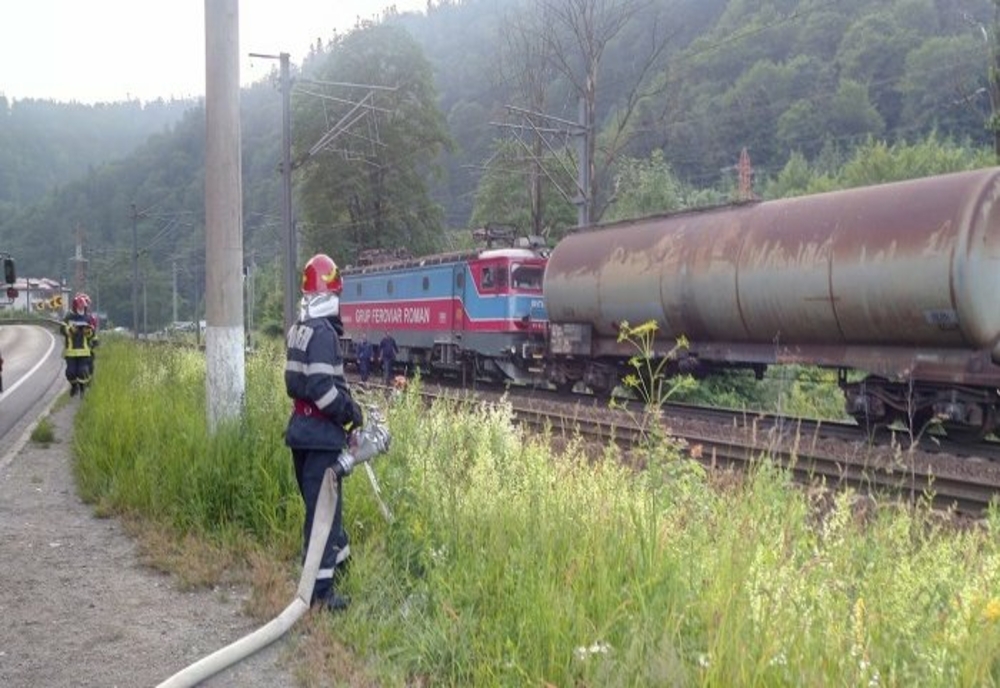 O cisternă feroviară cu peste 50 de tone de benzină a luat foc, între Azuga și Predeal. Trafic blocat