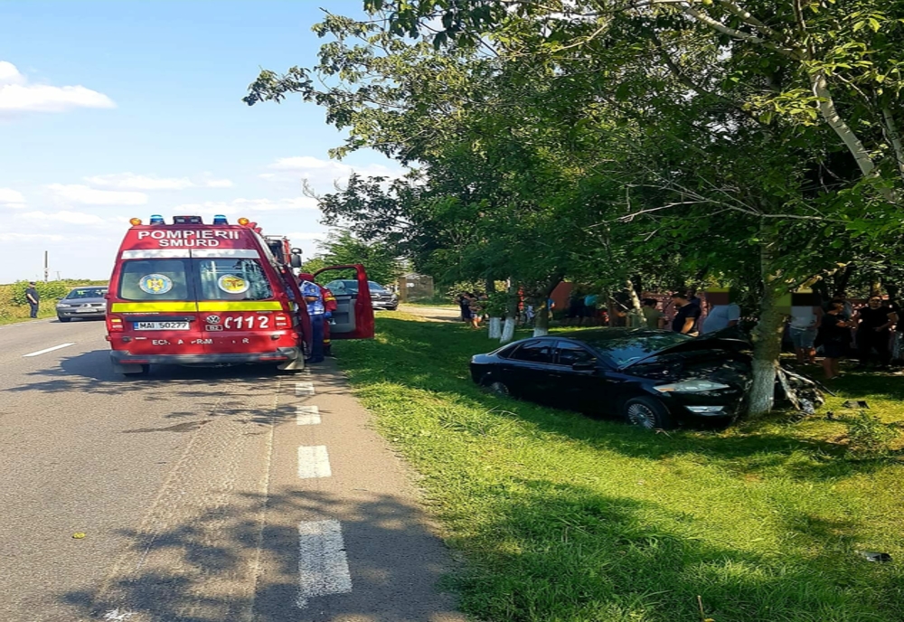 Accident mortal în Bacău. 3 persoane au decedat după ce o mașină s-a izbit de un copac