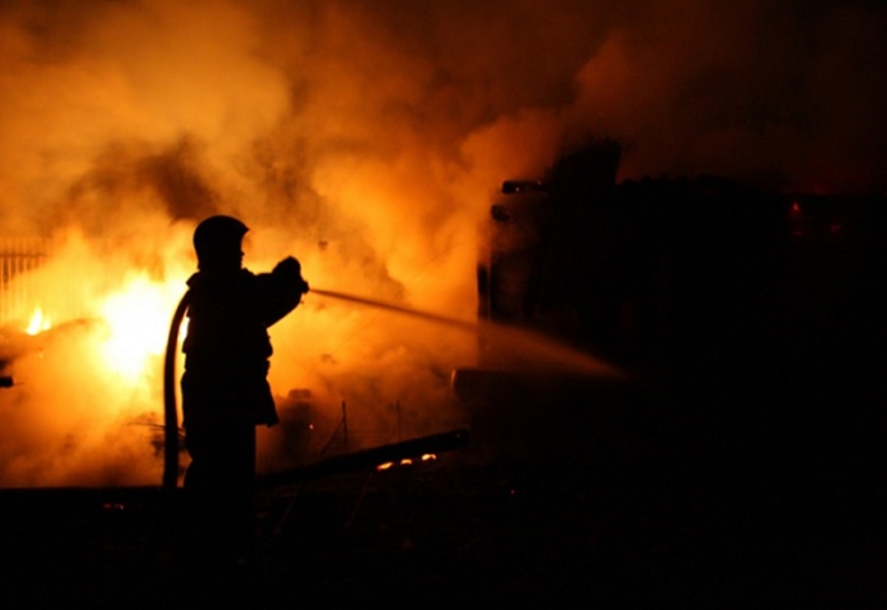 Incendiu violent la un buldoexcavator și un garaj, în Dâmbovița
