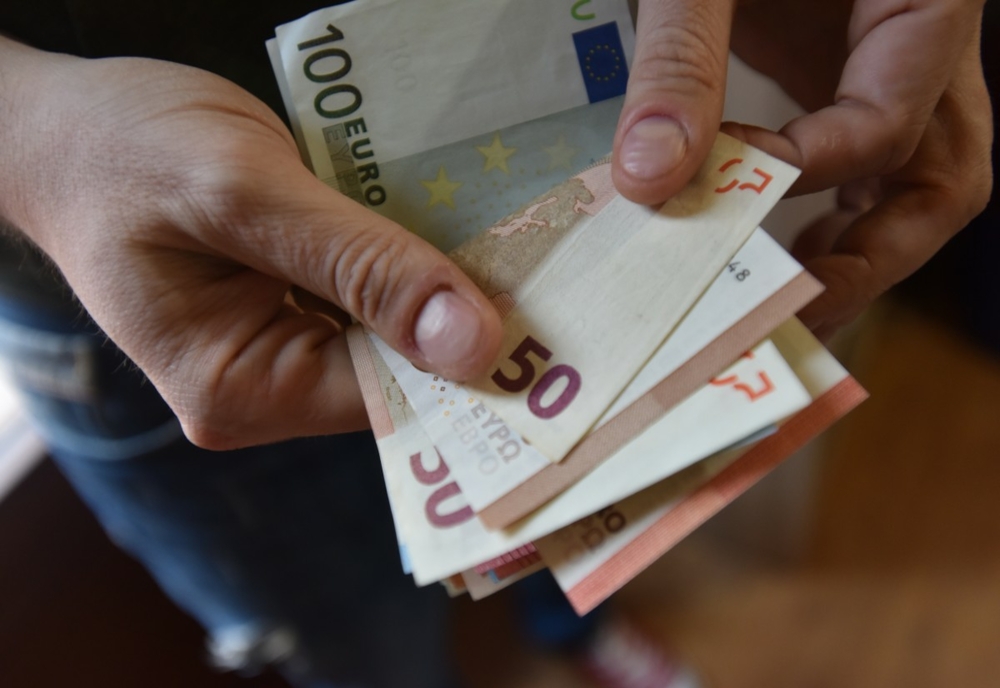 Bani pentru disponibilizații de la CEH:  aproximativ 10 mii de euro