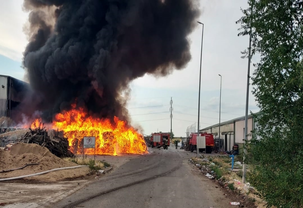 FOTO: Incendiu la groapa de deșeuri a Oradiei! Au intervenit 7 echipaje de pompieri