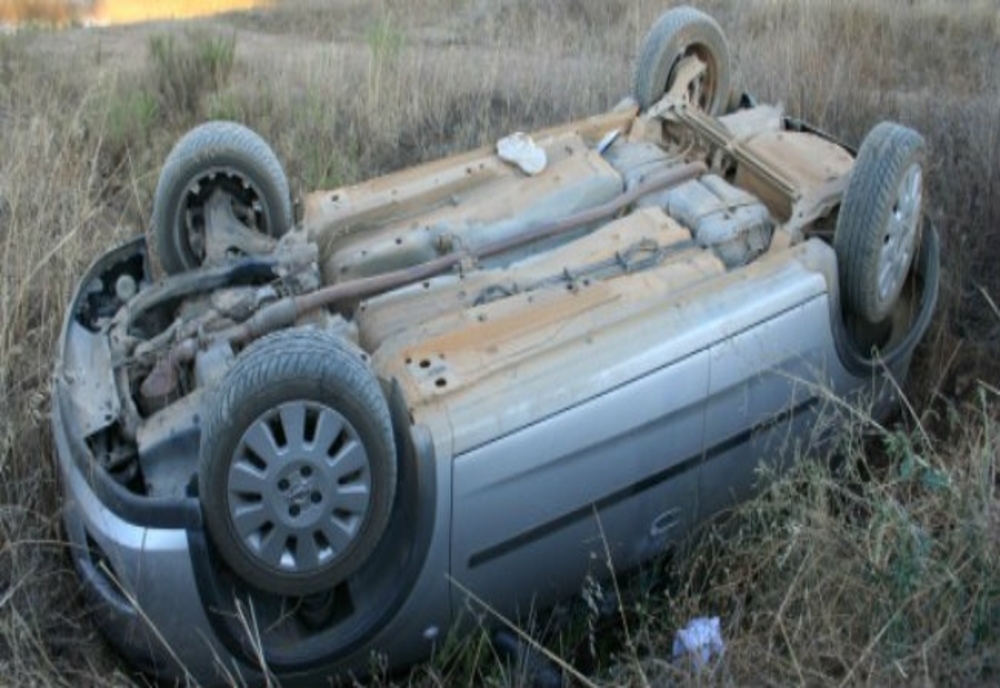 Un șofer aflat sub influența alcoolului s-a răsturnat cu mașina pe Valea Dâmboviței