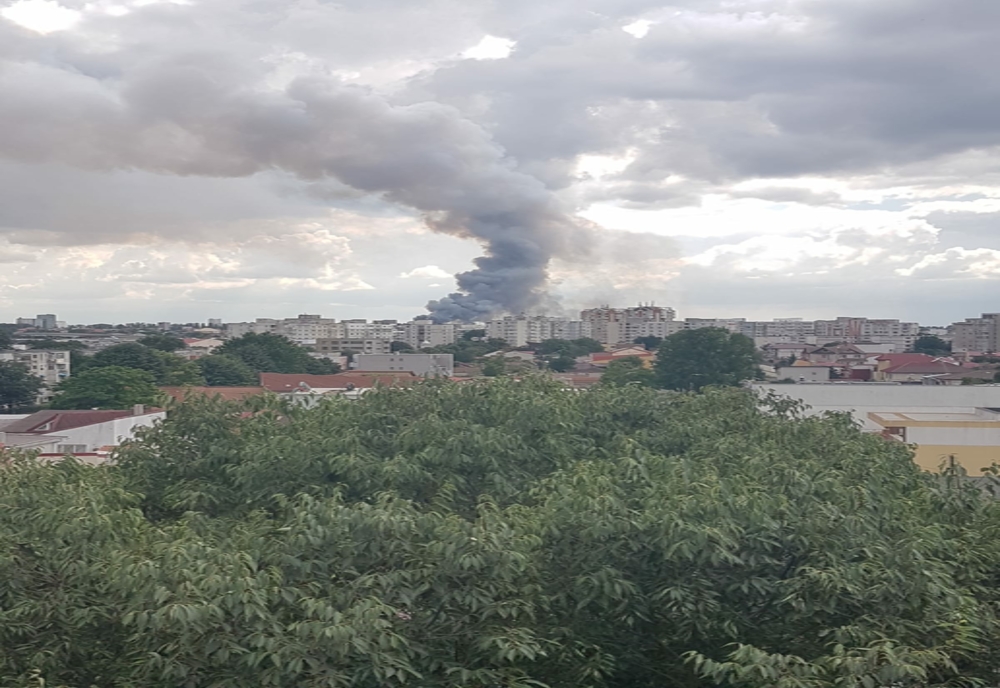 FOTO VIDEO Incendiu violent în Constanța. Autoritățile în alertă