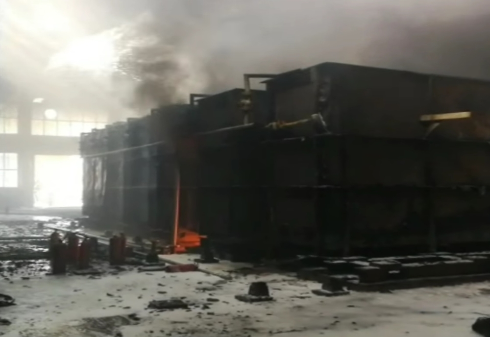 Video: Incendiu într-o hală în care au ars trei containere cu mase plastice