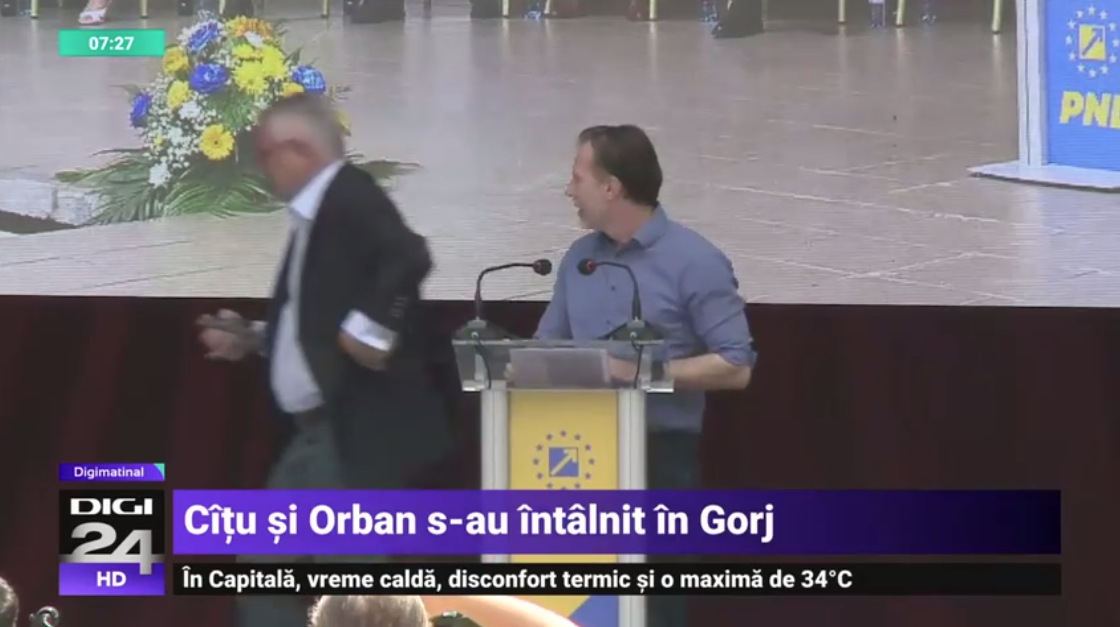 VIDEO. Momentul în care ”porumbelul păcii” e scos de pe scena unde căzuse între Cîțu și Orban