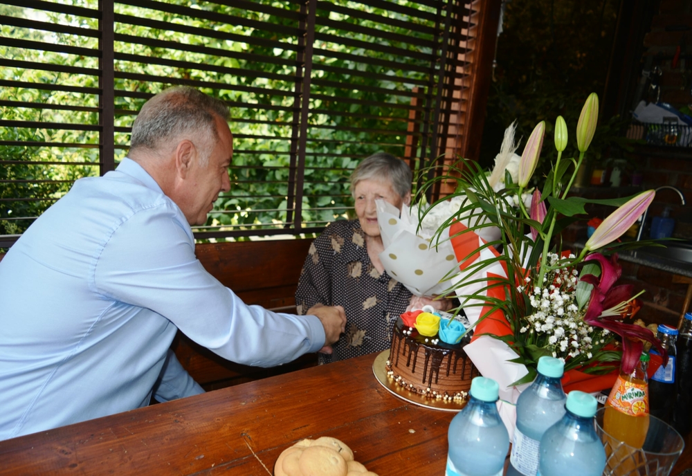 O bătrână din Giurgiu a împlinit 100 de ani. Primarul a sărbătorit-o cu tort și i-a acordat diploma de cetățean centenar