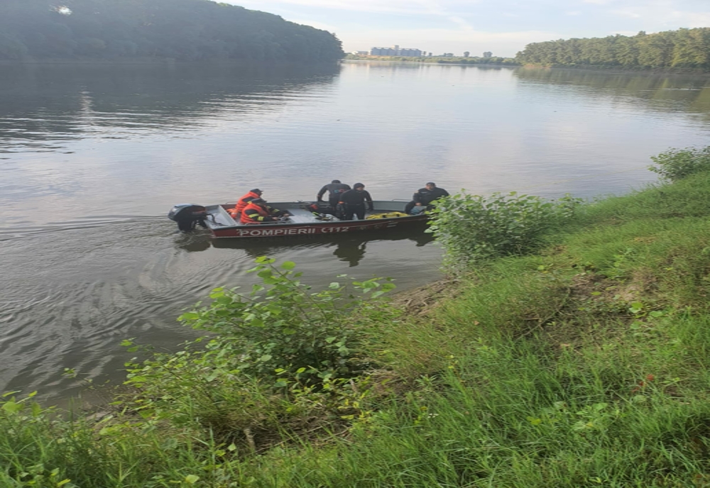 FOTO Mașină căzută în Dunăre  Doi bărbați căutați cu scafandri