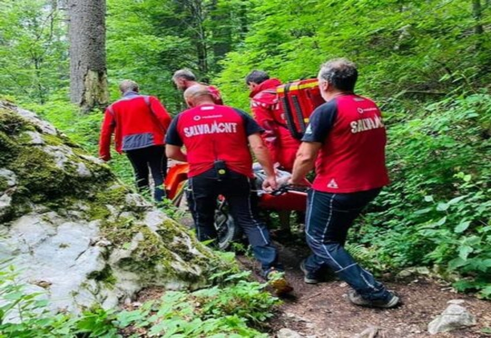 Turist accidentat în Cheile Zănoagei, salvat de salvamontiștii din Dâmbovița