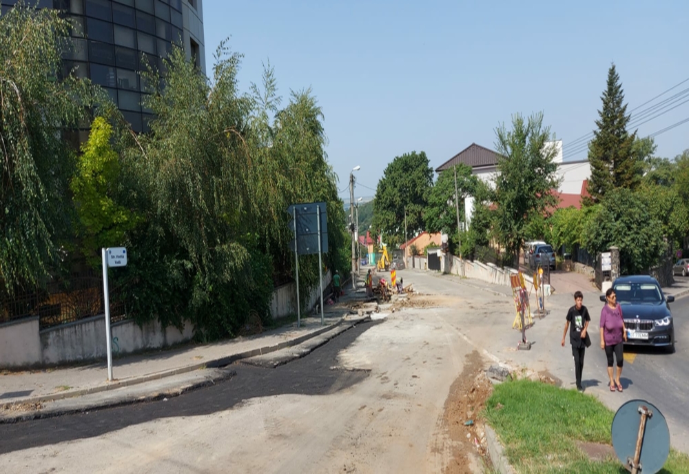 Slatina: Un prim strat de asfalt pe Vintilă Vodă, însă traficul este în continuare blocat
