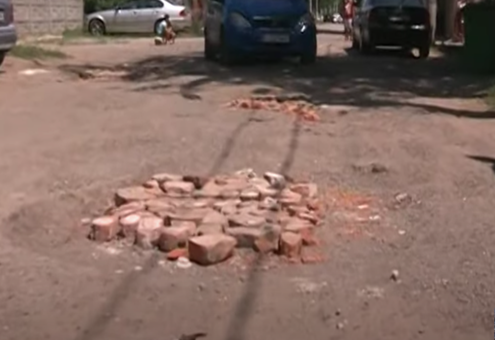 VIDEO – O stradă din Capitală arată mai rău ca la țară
