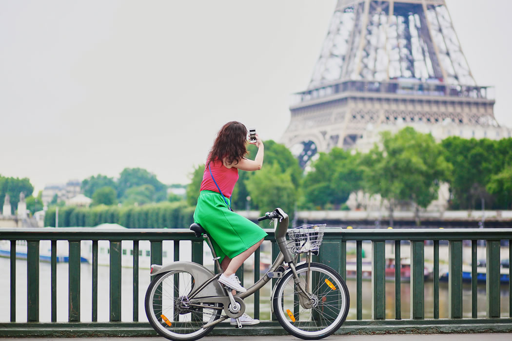 Franța dă 1.500 de euro celor care își schimbă mașina veche cu o bicicletă
