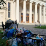 Liderul PSD sector 1 pozează gunoiul de la Ateneu – simbol al administrației Clotilde