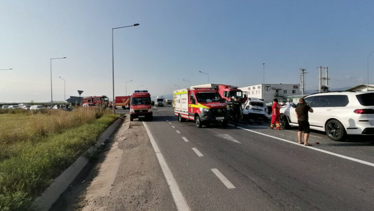 Accident grav în Sibiu. 4 morți după ce o mașină a intrat într-un TIR