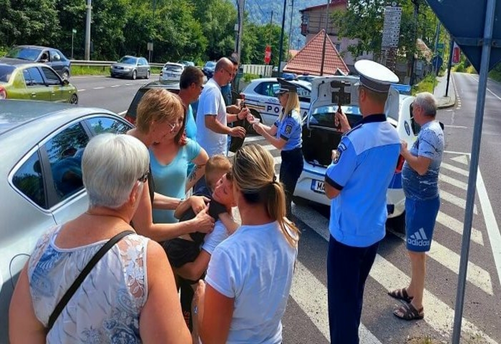 Polițiștii i-au invitat pe șoferii care au ajuns astăzi pe Valea Prahovei la cafea!