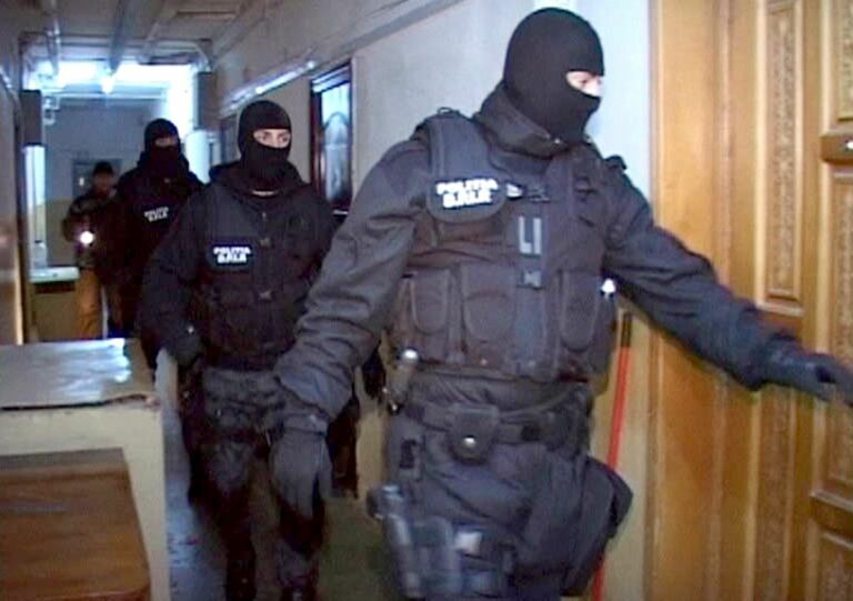 Jandarmii au făcut descinderi în trei județe pentru a sălta mai mulți bărbați care au șantajat români