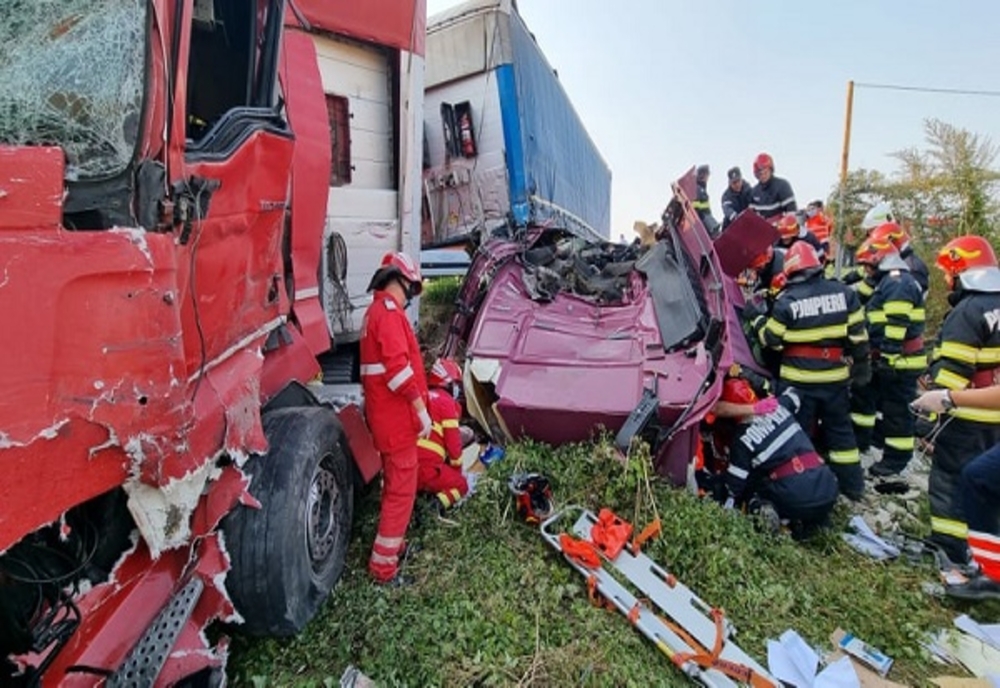 Accident grav pe  DN 72, în Dâmbovița. Trei persoane au fost rănite în urma coliziunii dintre două tiruri și un autoturism