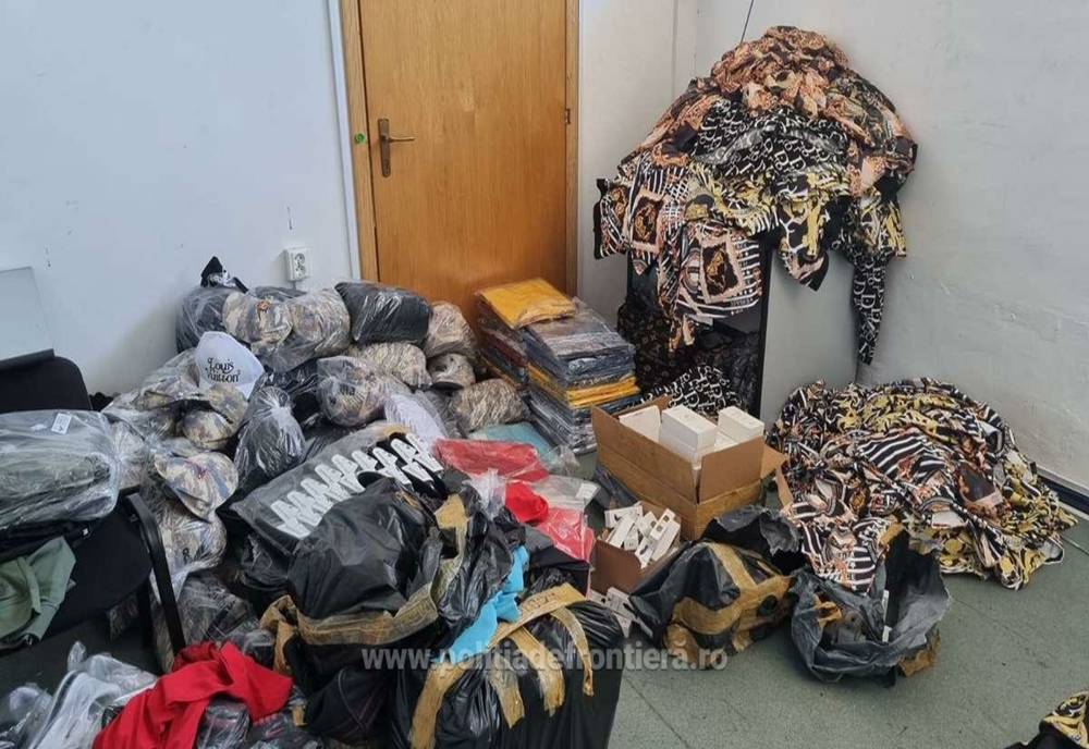 Giurgiu. Parfumuri, haine și genți contrafăcute, cu o valoare estimativă de peste 100.000 lei, confiscate de la un cetățean turc