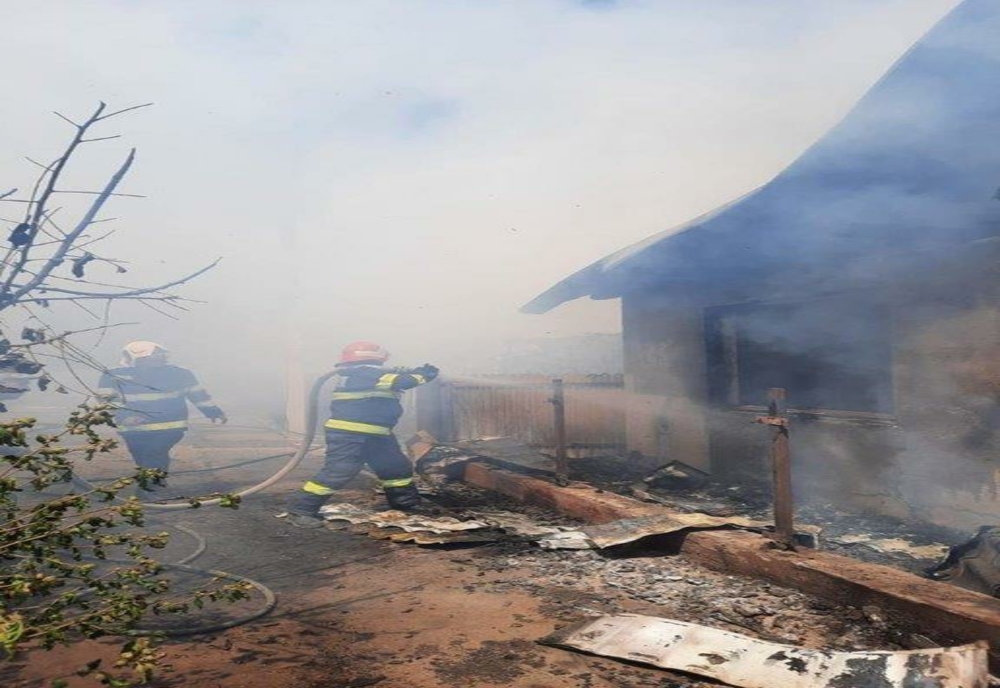 FOTO Incendiu puternic, casă distrusă de flăcări