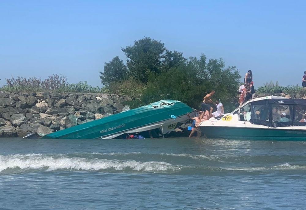VIDEO FOTO Ambarcațiune cu turiști, răsturnată pe Dunăre