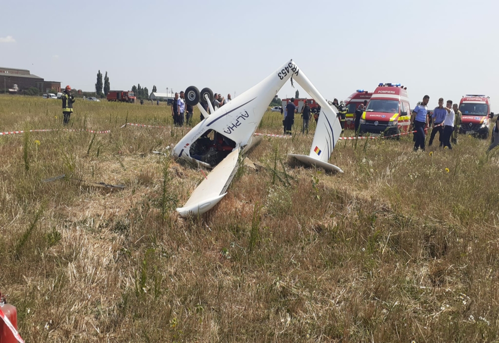 Accident aviatic: Un avion s-a prăbușit pe un câmp din Chitila / 2 persoane rănite