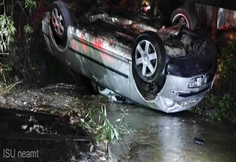 Accident în Neamț: Un șofer a fost rănit după ce s-a răsturnat cu maşina într-un pârâu, la Bălţăteşti