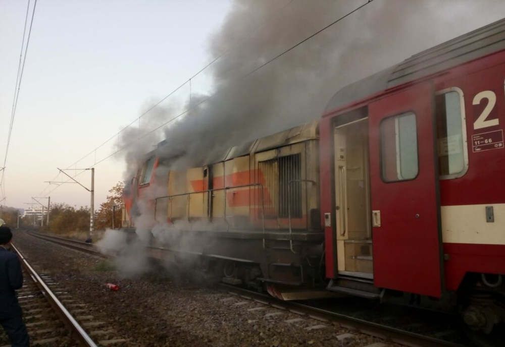 Tren cu zeci de călători, cuprins de flăcări în Gara Titu