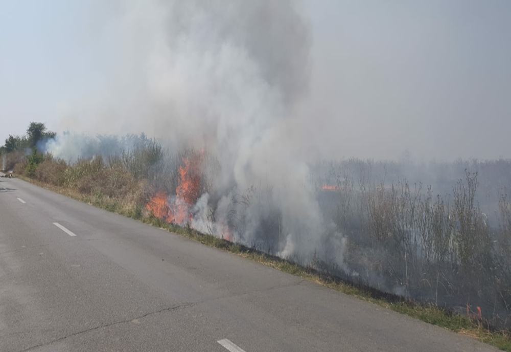 Incendiu violent cu degajări mari de fum în Slobozia.  Pompierii din Călărași chemați în ajutor