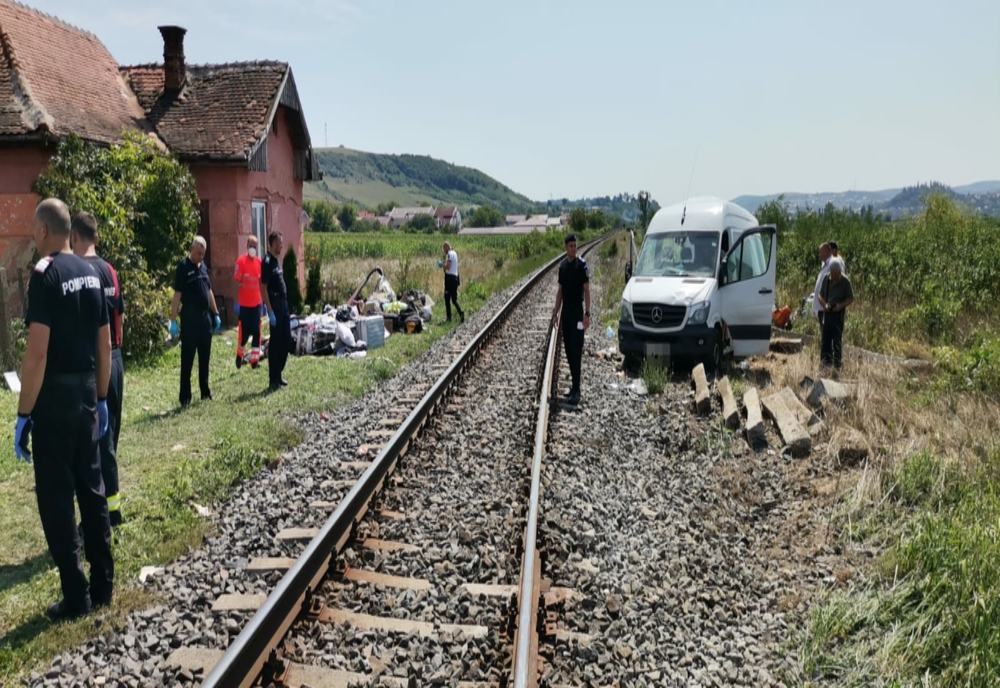 VIDEO | Grav accident în judeţul Cluj! 8 persoane rănite după impactul dintre un tren şi un microbuz