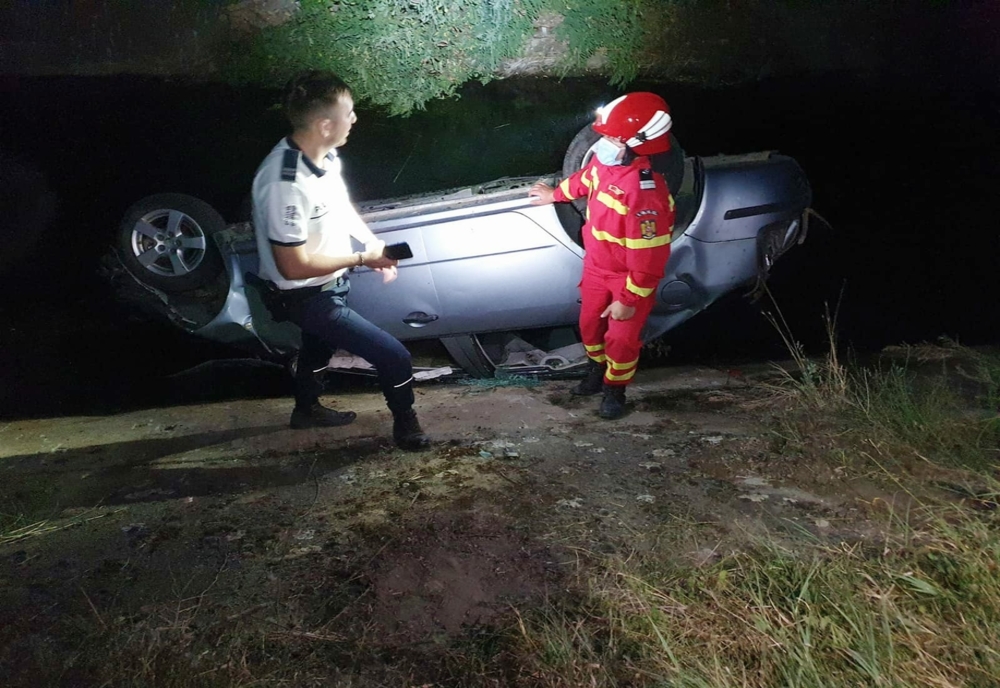 Olt: Două fete s-au răsturnat cu maşina în zona barajului de la Slătioara