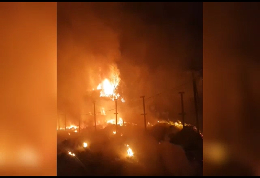 VIDEO | Incendiu de proporţii, la Potcoava. Au ars inclusiv firele de joasă tensiune de pe doi stâlpi