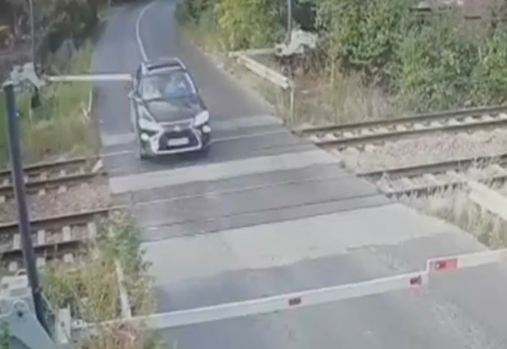 Șoferul băut, care a rupt barierele CFR de la Brăneşti, a fost reţinut 