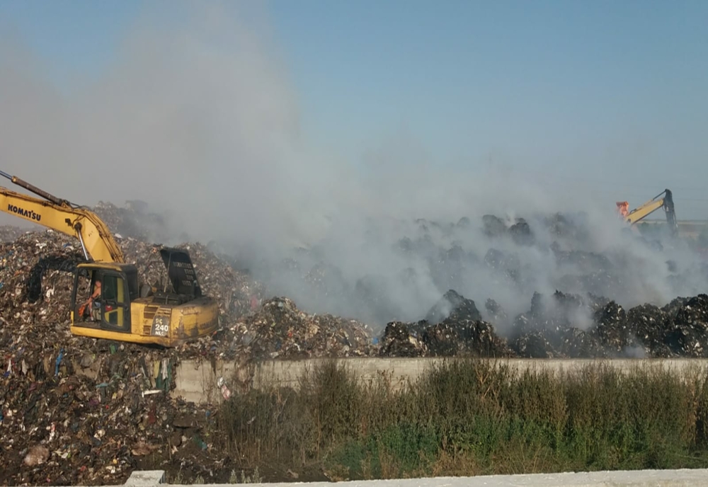 FOTO Incendiu violent la o staţie de sortare a deşeurilor din Călărași