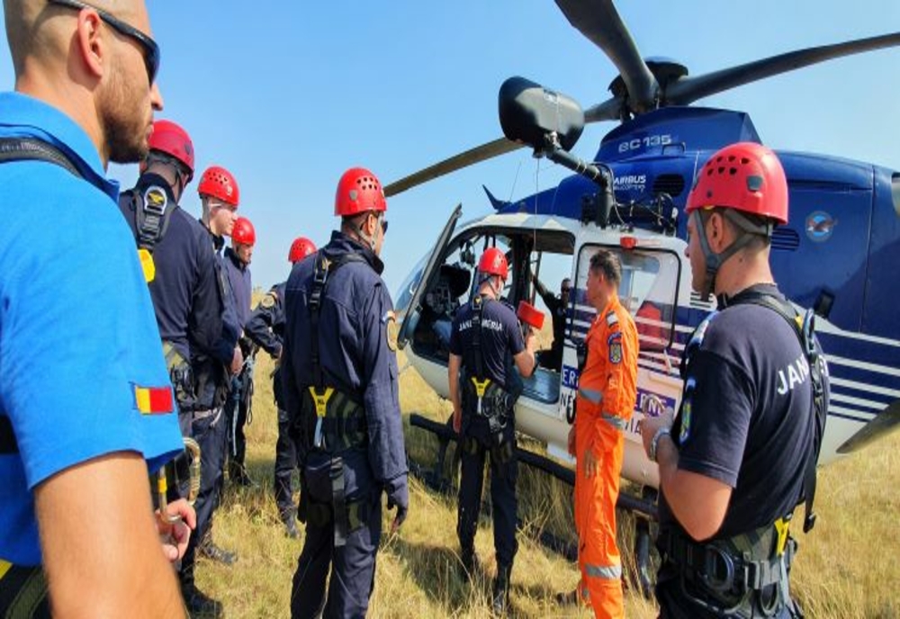 FOTO Jandarmii tulceni, antrenamente pentru salvarea persoanelor cu elicopterul