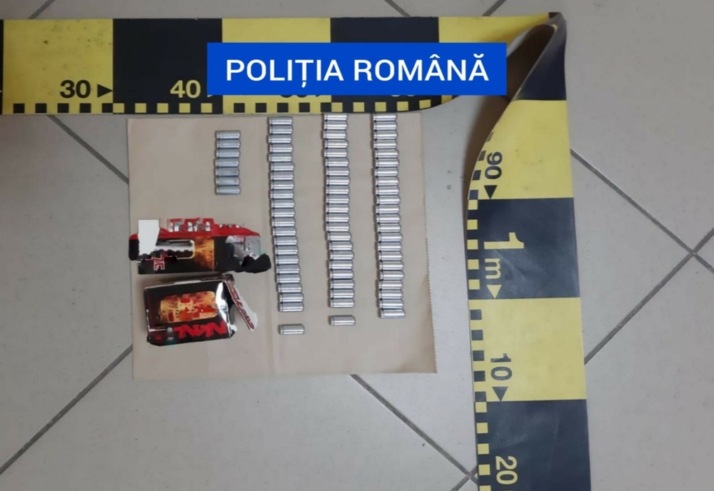 VIDEO. Un bărbat a venit din Franţa în România să-şi ia concubina înapoi. Poliţiştii au găsit asupra sa un pistol, un arc cu săgeţi şi un cuţit, printre altele