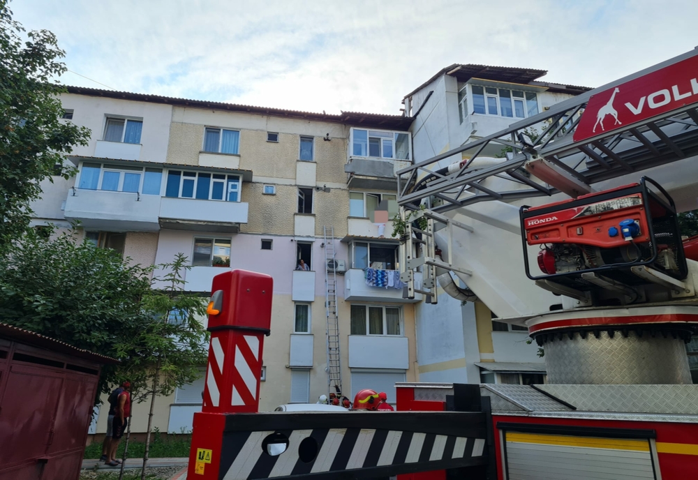 O septuagenară din Piatra-Neamț a fost salvată de pe acoperișul unui balcon