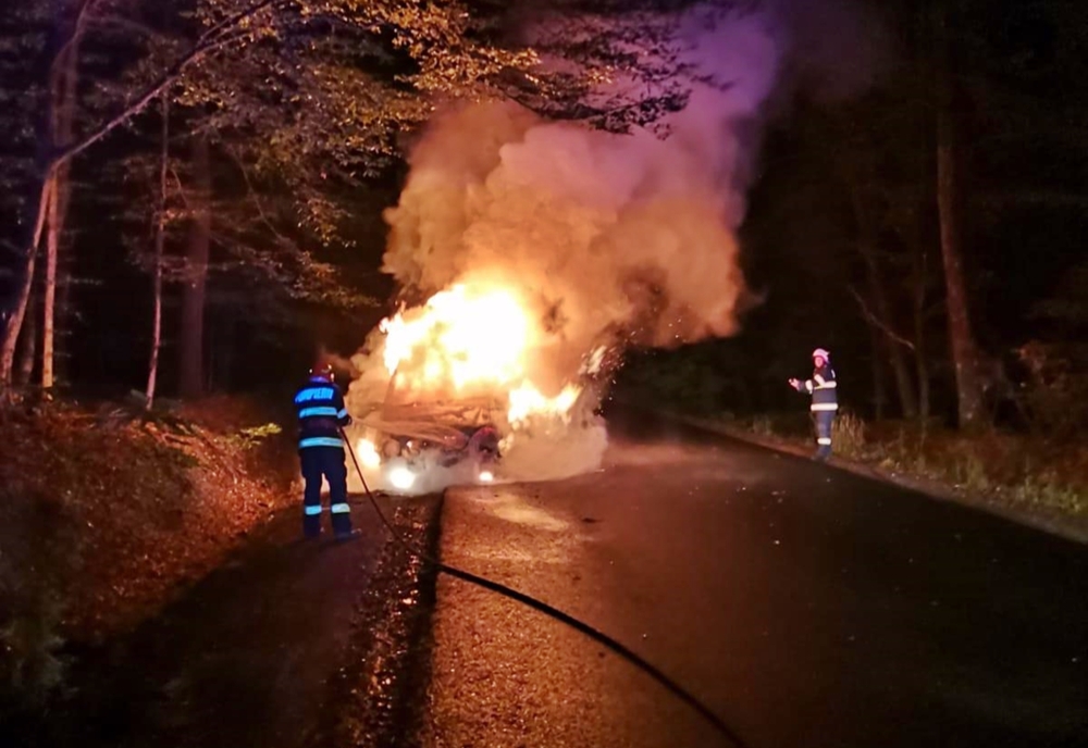Autoturism făcut scrum, pe Dealul Mujdeni! Care a fost cauza incendiului