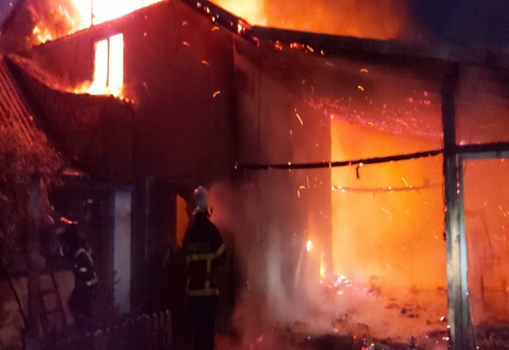 Incendiu la un garaj din Botoșani: Cinci microbuze au luat foc