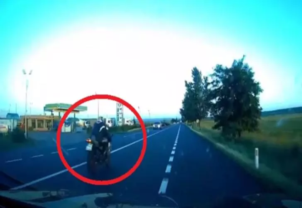 VIDEO – Motociclist aruncat într-un copac la peste 100km/h – Imagini care vă pot afecta emoțional