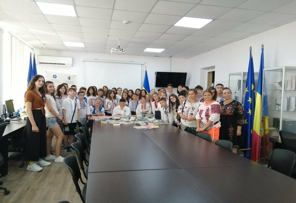 Zeci de copii din Voluntari au vizitat Centrul de Informare al României din Ismail