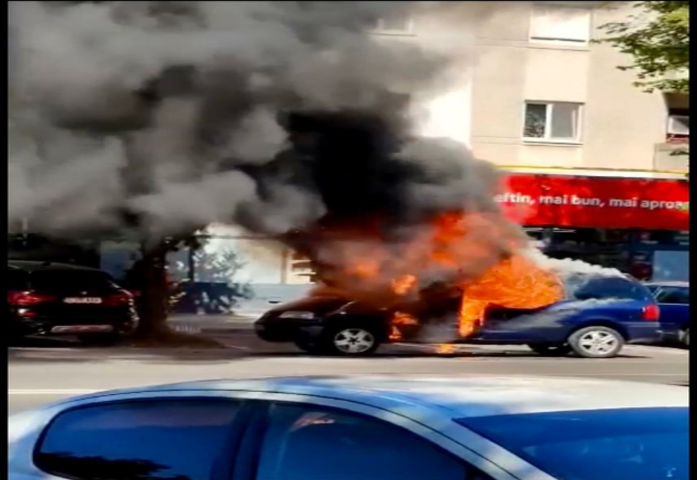 VIDEO Mașină cuprinsă de flăcări, panică pe bulevard