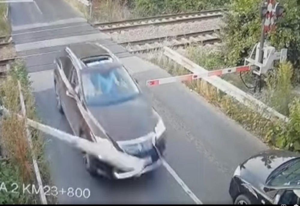 Ilfov. Un autoturism rupe barierele lăsate de la o trecere la nivel de cale ferată din apropiere de București